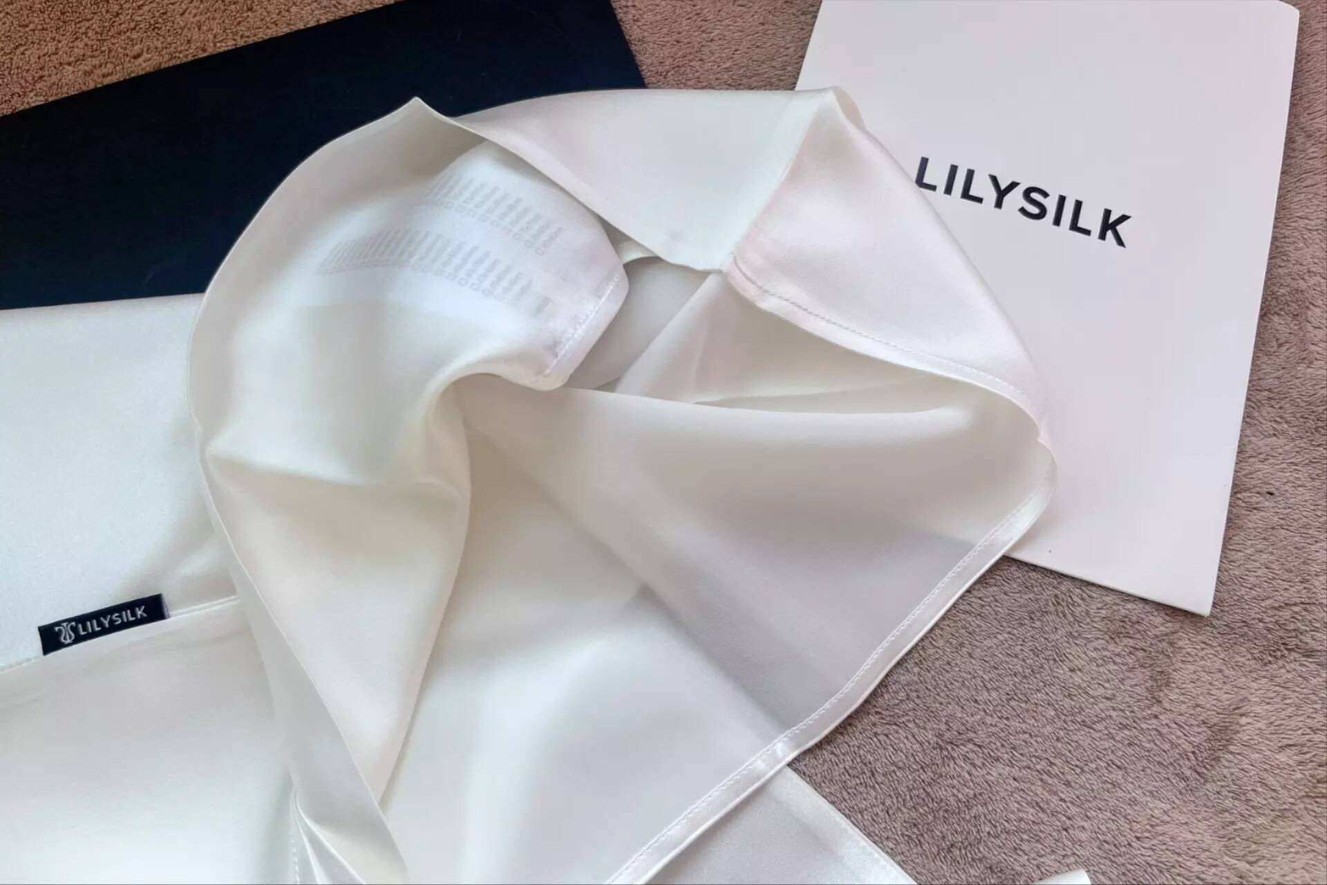 LilySilk zijden kussensloop uitgespreid